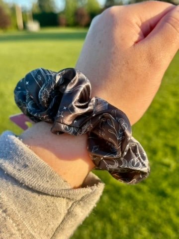 Roamntasy Inspired Bookish Scrunchie - Awfullynerdy.co