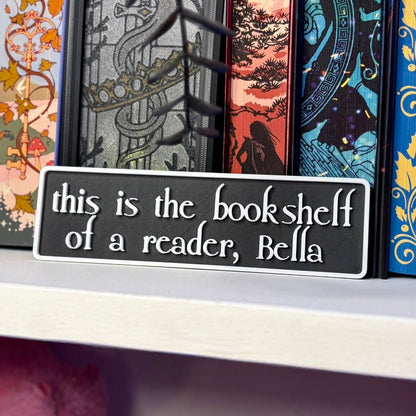 3d Printed Shelf Sign - "This is the bookshelf of a reader" - Awfullynerdy.co