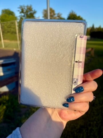 Fourth Wing Checkered Inspired Slim & Smart Kindle Case – Clear Back with Auto Sleep/Wake - Awfullynerdy.co