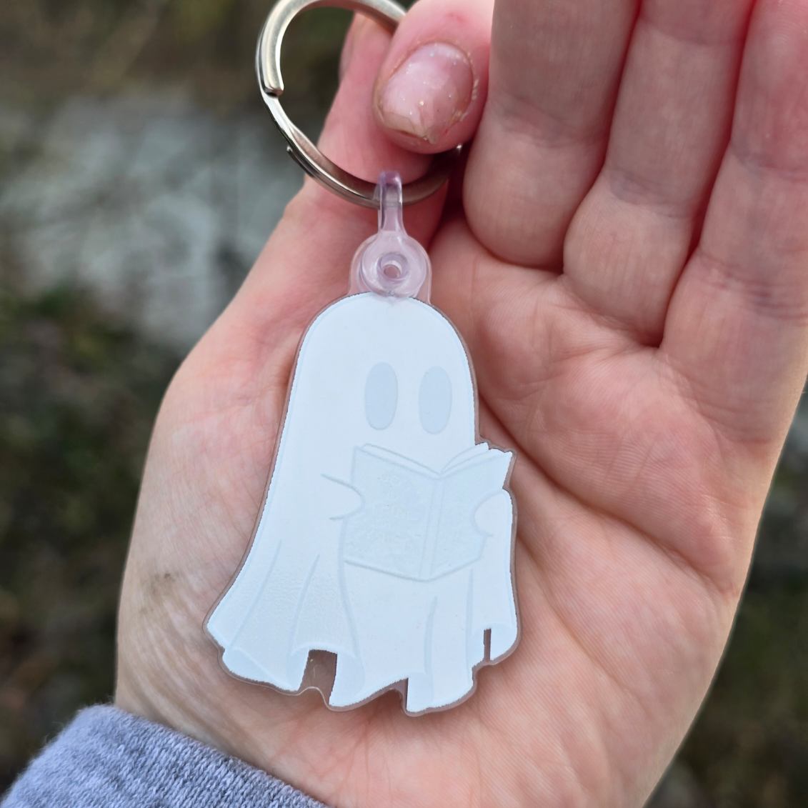 Ghost Reading A Court if Mist and Fury Keychain - Awfullynerdy.co